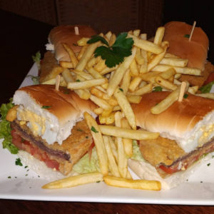 Milanesa en dos panes completa con fritas