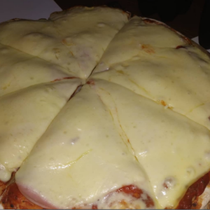 Pizzeta con muzza + refresco 1,5 litros