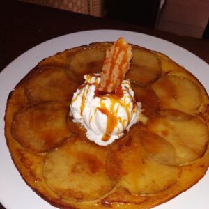 Panqueque de manzana con helado